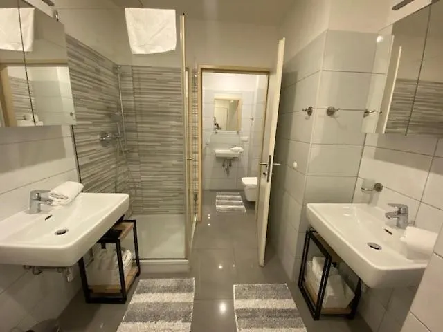 New Central Apartments Westbahnhof Viena 0*,  Austria
