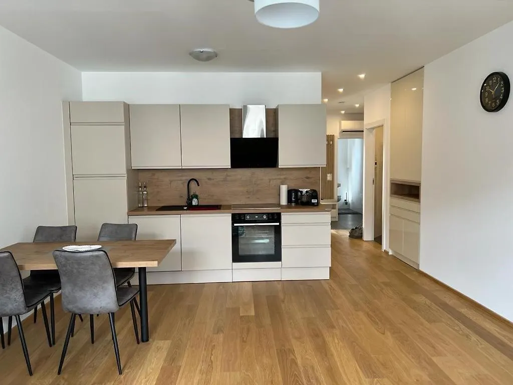 New Central Apartments Westbahnhof Viena Austria